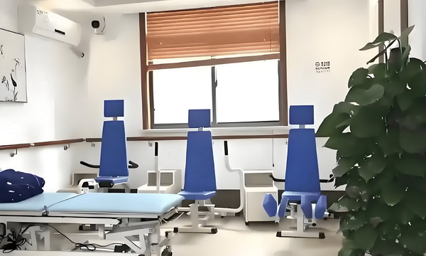本科落户深圳哪个_变态男躲女神床下，尺度生猛的日本电影！ 险公对接可以给保司